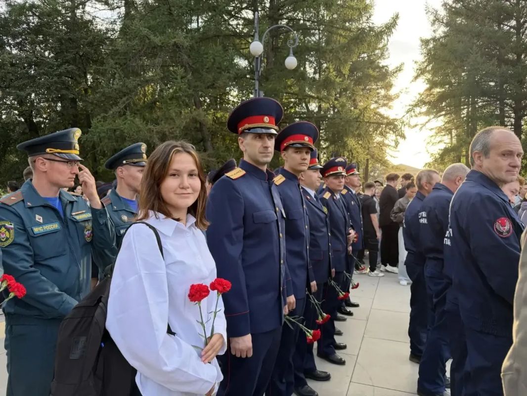 Офицеры следственного управления СК России по Удмуртской Республике приняли участие в памятных мероприятиях Офицеры следственного управления СК России по Удмуртской Республике приняли участие в памятных мероприятиях