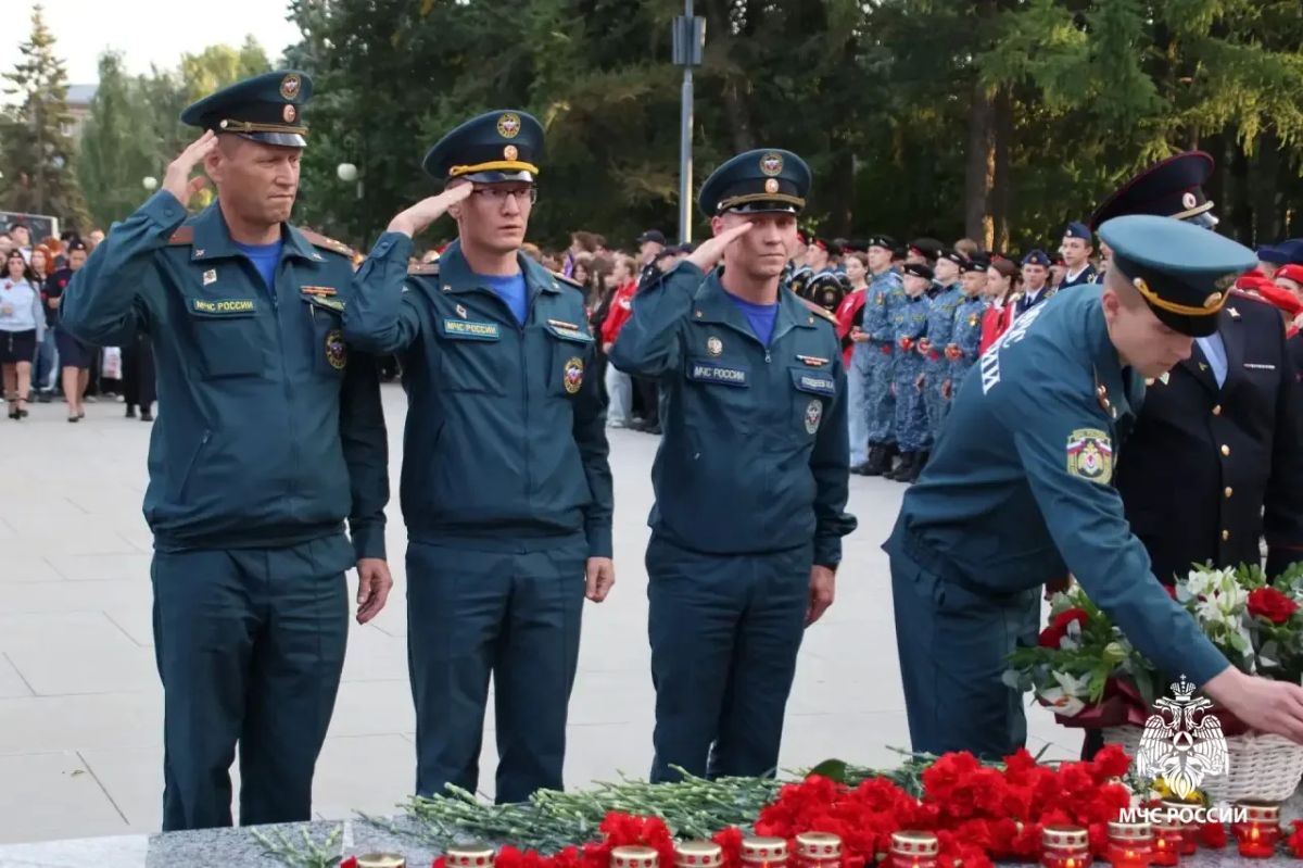 Сотрудники МЧС Удмуртии присоединились к Всероссийской акции «Свеча памяти» Сотрудники МЧС Удмуртии присоединились к Всероссийской акции «Свеча памяти»