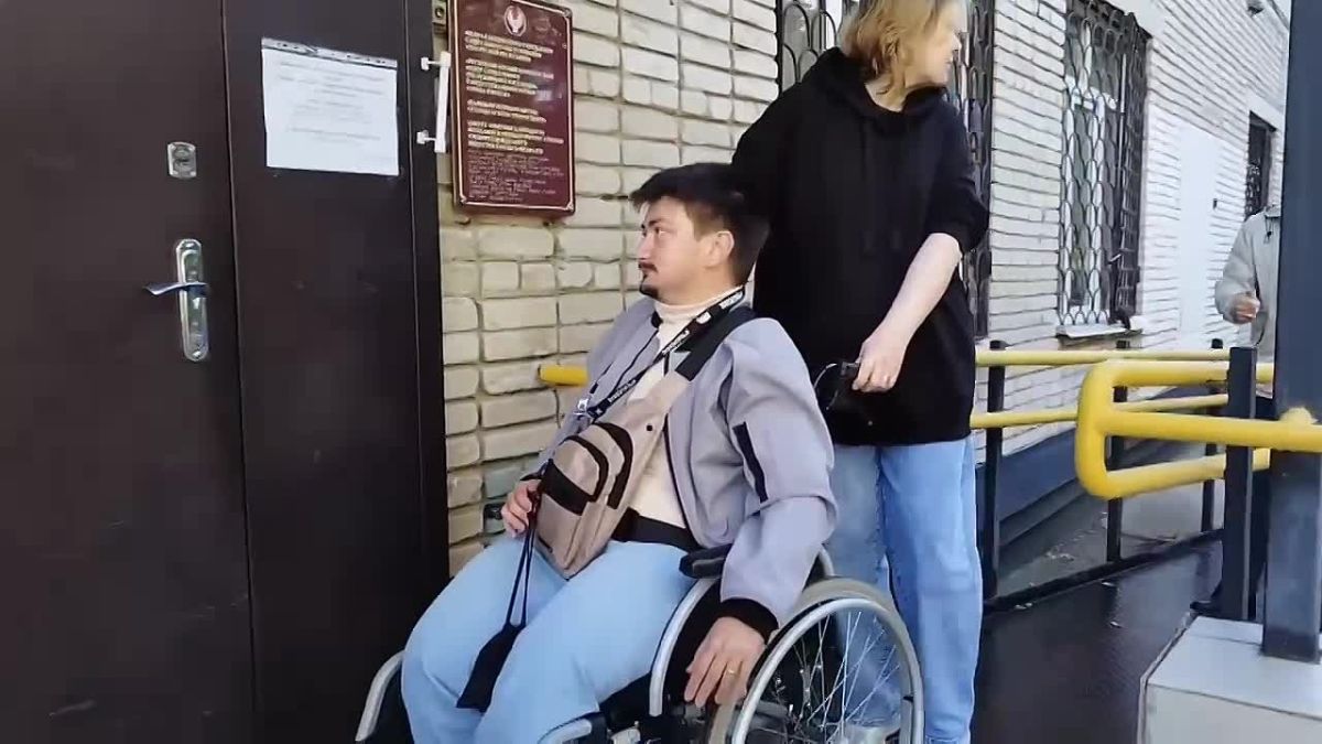 С Уполномоченным по правам человека Максимом Шумихиным и руководителем регионального общества инвалидов Максимом Воробьевым проверили избирательный участок, расположенный в центре соцобслуживания населения Индустриального...