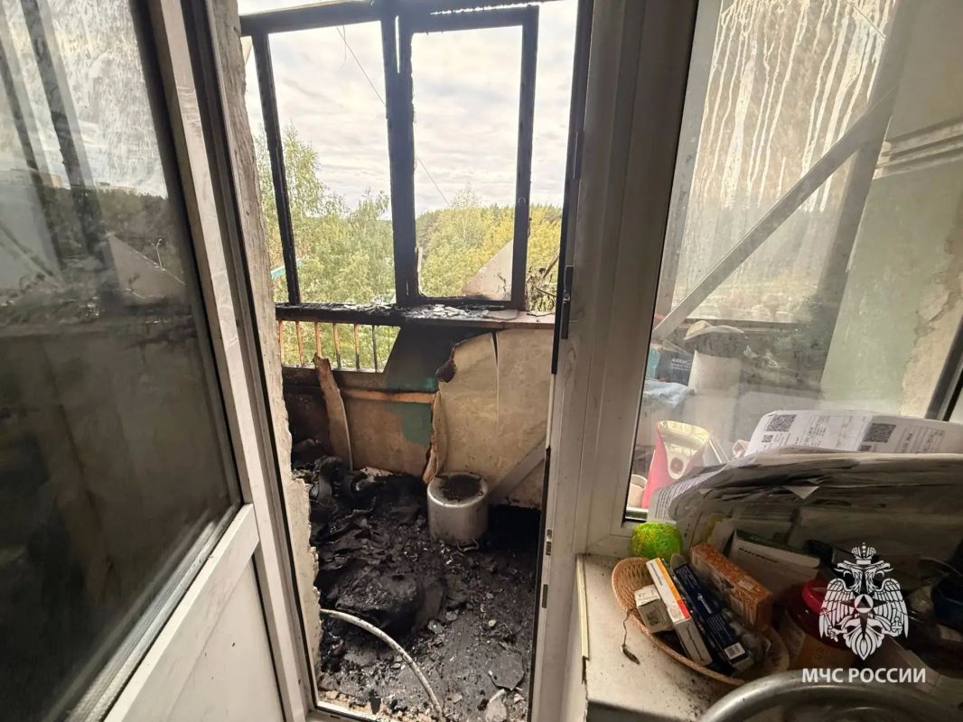 В Ижевске из-за брошенного окурка загорелся балкон на пятом этаже В Ижевске из-за брошенного окурка загорелся балкон на пятом этаже