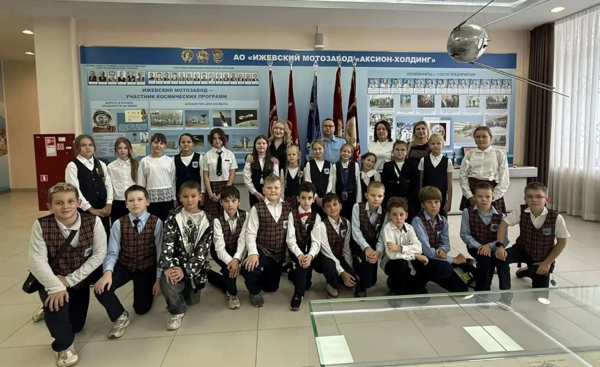 В преддверии празднования Дня оружейника прокуратурой Удмуртской Республики организовано посещение учащимися школ № 8 и 74 города Ижевска экспоцентра Ижевского мотозавода «Аксионхолдинг» В преддверии празднования Дня оружейника прокуратурой Удмуртской Республики организовано посещение учащимися школ № 8 и 74 города Ижевска экспоцентра Ижевского мотозавода «Аксионхолдинг»