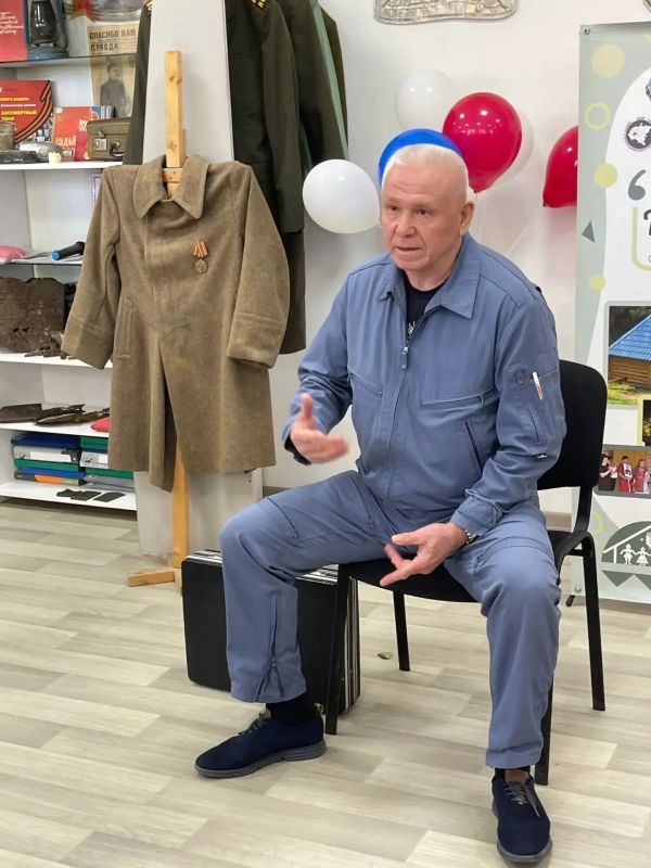 А вы знаете, что две молнии на набедренном кармане лётного комбинезона советской эпохи — это не декоративный элемент, а продуманное техническое решение? А вы знаете, что две молнии на набедренном кармане лётного комбинезона советской эпохи — это не декоративный элемент, а продуманное техническое решение?