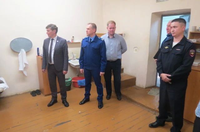 ЗАМЕСТИТЕЛЬ ПРОКУРОРА УДМУРТСКОЙ РЕСПУБЛИКИ ВИТАЛИЙ КОЛЕСОВ ПРОВЕЛ ПРОВЕРКУ СОДЕРЖАНИЯ ПОДОЗРЕВАЕМЫХ И ОБВИНЯЕМЫХ В ИВС УМВД РОССИИ ПО Г. ИЖЕВСКУ ЗАМЕСТИТЕЛЬ ПРОКУРОРА УДМУРТСКОЙ РЕСПУБЛИКИ ВИТАЛИЙ КОЛЕСОВ ПРОВЕЛ ПРОВЕРКУ СОДЕРЖАНИЯ ПОДОЗРЕВАЕМЫХ И ОБВИНЯЕМЫХ В ИВС УМВД РОССИИ ПО Г. ИЖЕВСКУ
