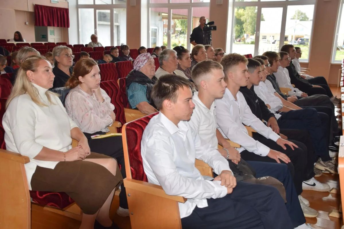 Жителям Удмуртии вручили благодарности председателя СКР за спасение школьников после схода снега с крыши Жителям Удмуртии вручили благодарности председателя СКР за спасение школьников после схода снега с крыши