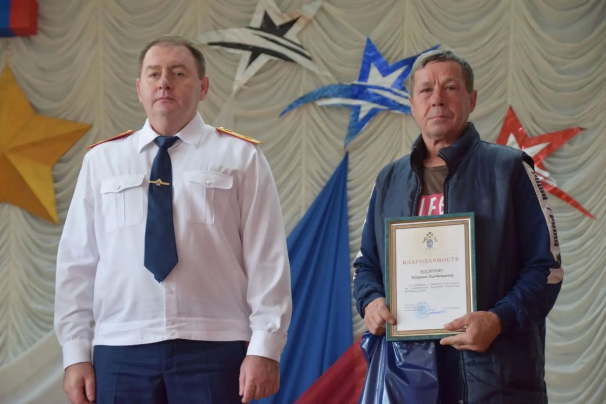 Жителям Удмуртии вручили благодарности председателя СКР за спасение школьников после схода снега с крыши Жителям Удмуртии вручили благодарности председателя СКР за спасение школьников после схода снега с крыши