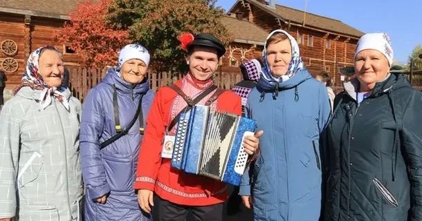 Осень в зоопарке. В Ижевске проходит 8-й Республиканский фестиваль «Яркие краски осени жизни» ко Дню пожилых людей (6+) место проведения: Зоопарк Удмуртии