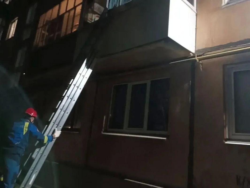 В Удмуртии спасатели забрались через балкон к пенсионерке, которая потеряла сознание