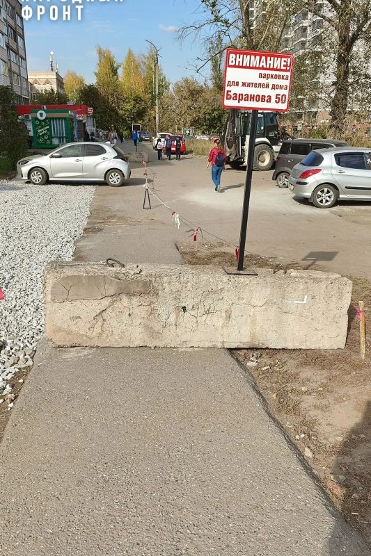 Жители дома по улице Баранова в Ижевске превратили тротуар в парковку для автомобилей