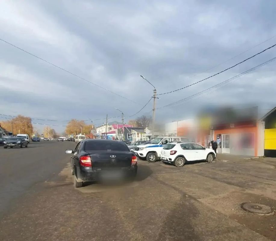 В Удмуртии иномарка вдавила пешехода в дверь другого авто, виновник происшествия уехал В Удмуртии иномарка вдавила пешехода в дверь другого авто, виновник происшествия уехал