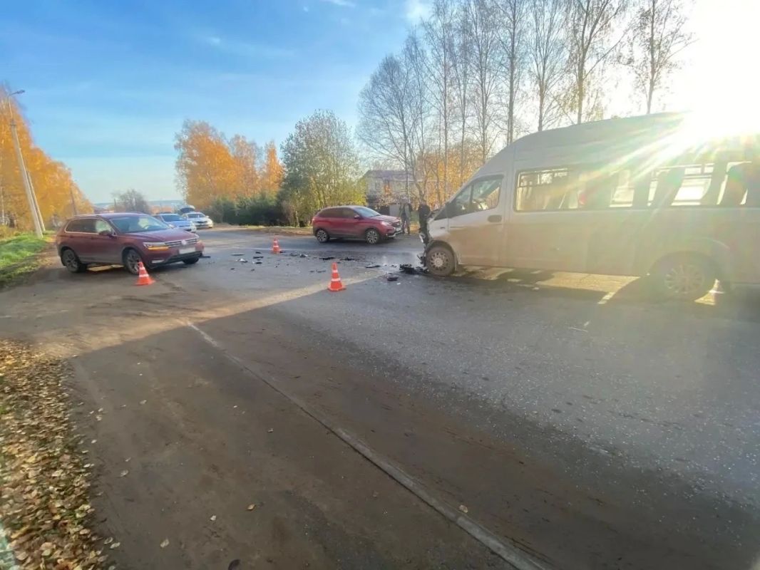 Пассажиры рейсового автобуса пострадали в ДТП с легковушкой в Удмуртии