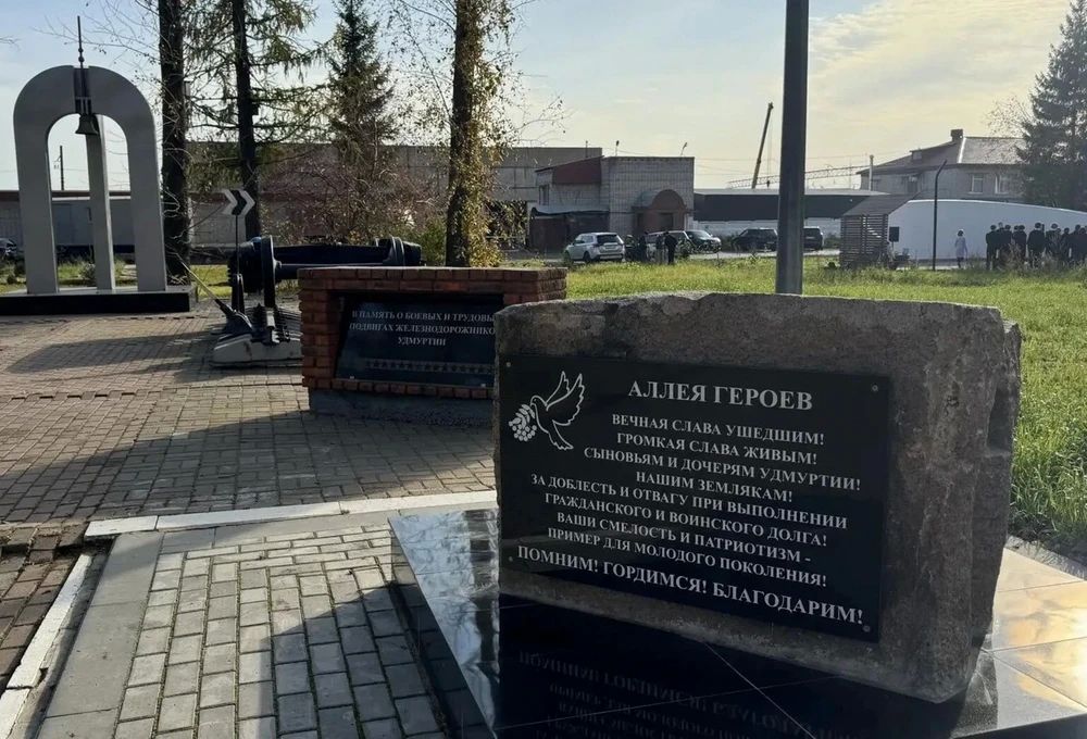 На Аллее Героев в Ижевске высадили 26 молодых елочек
