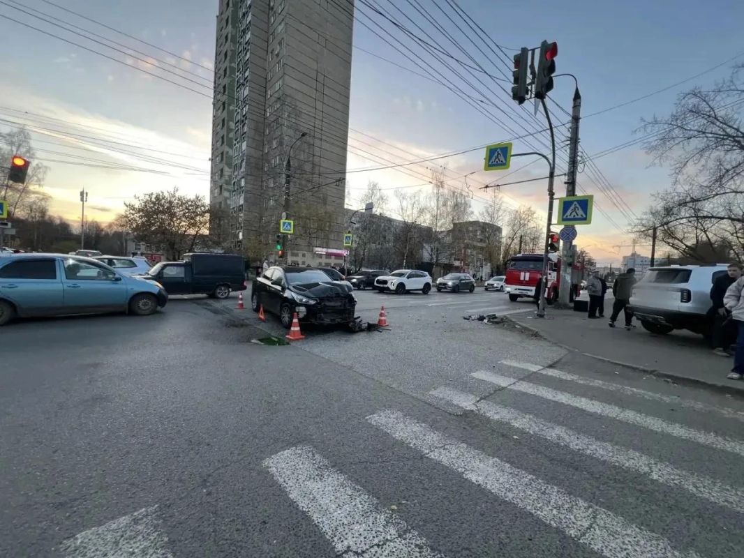 В Ижевске после столкновения машина вылетела на тротуар и сбила трех человек В Ижевске после столкновения машина вылетела на тротуар и сбила трех человек
