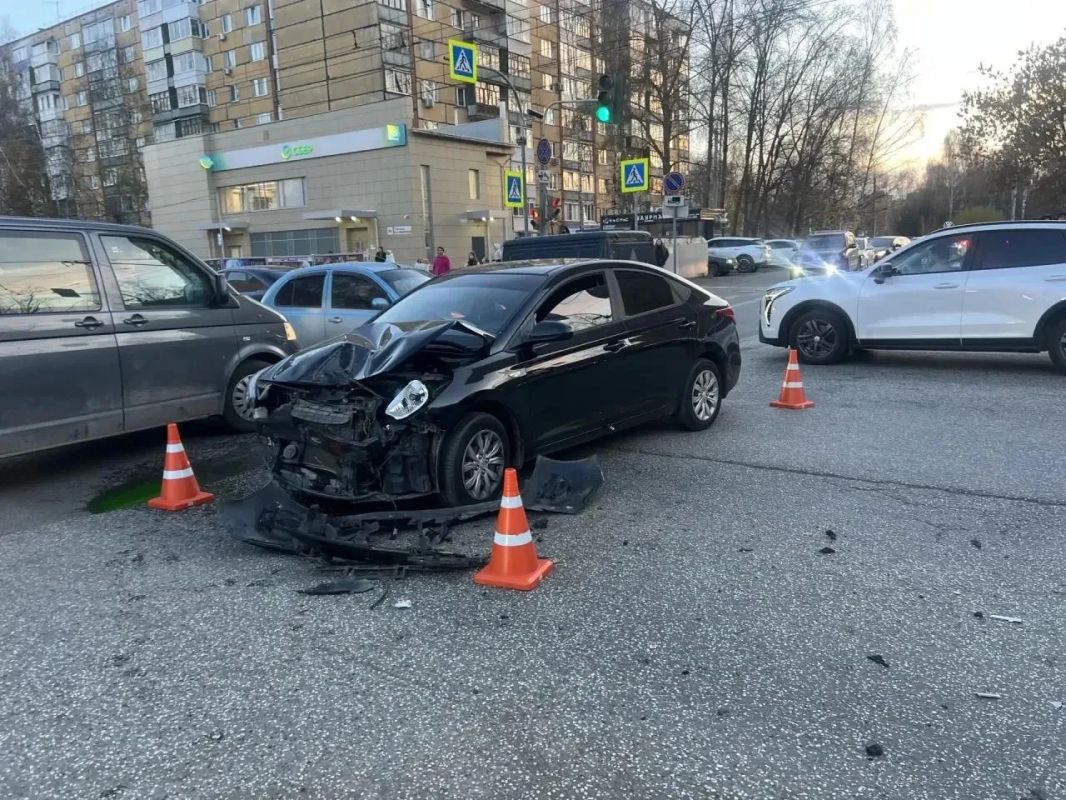 В Ижевске после столкновения машина вылетела на тротуар и сбила трех человек В Ижевске после столкновения машина вылетела на тротуар и сбила трех человек